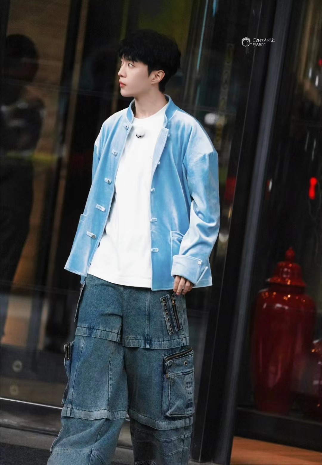 #范丞丞男高上班了#范丞丞今天是奶乎乎的小宝[好喜欢] 浅蓝色唐装上衣衬得皮肤好