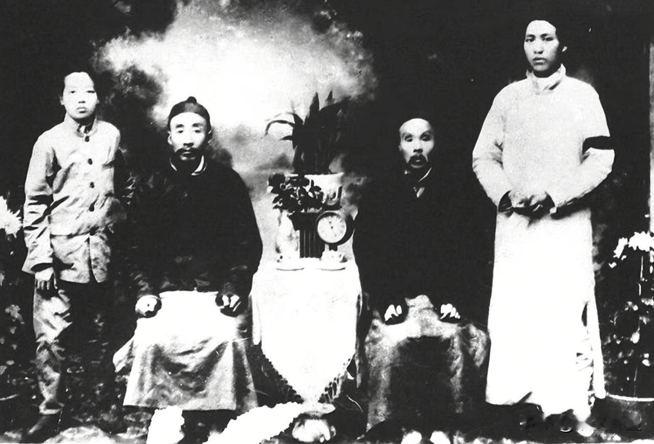 伟人和父亲留存世间的唯一合影！
1919年10月15日，是伟人父亲毛贻昌五十虚岁