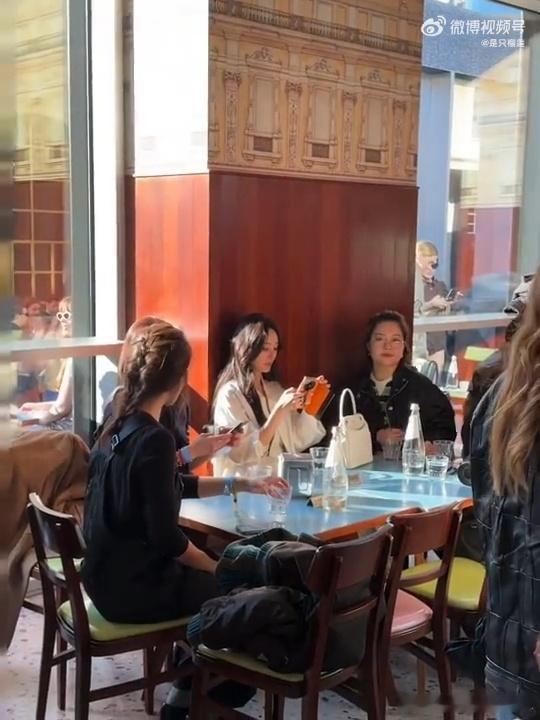 杨幂和prada高层喝咖啡杨幂秀后和prada高层喝咖啡也行 