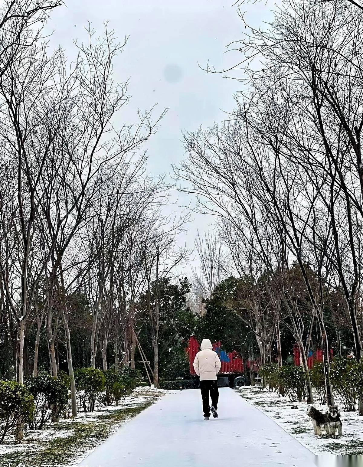 桌上那张银行卡，晃得我眼疼。儿子大一返校，突然张口就要“一次性给钱”，还说自己能