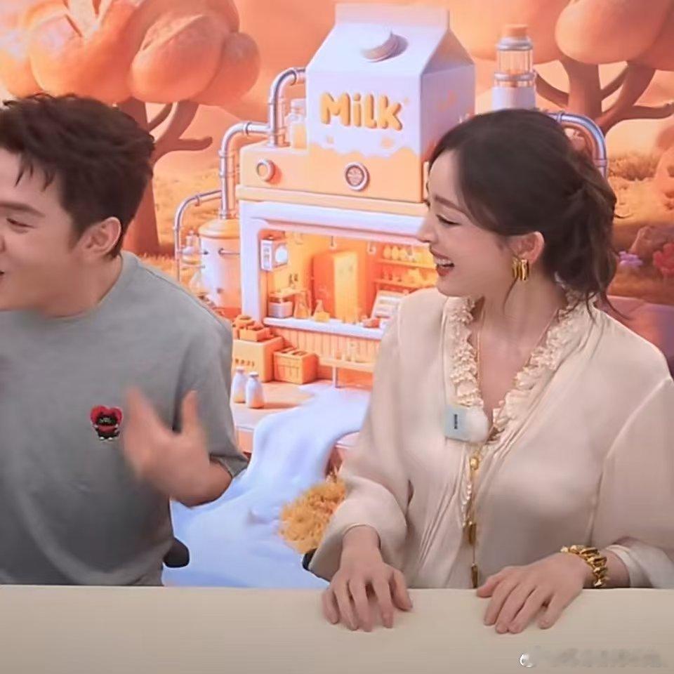 李佳琦也没逃过娜扎的古娜之夹古娜之夹果然名不虚传！娜扎轻轻一夹，李佳琦直接痛到尖