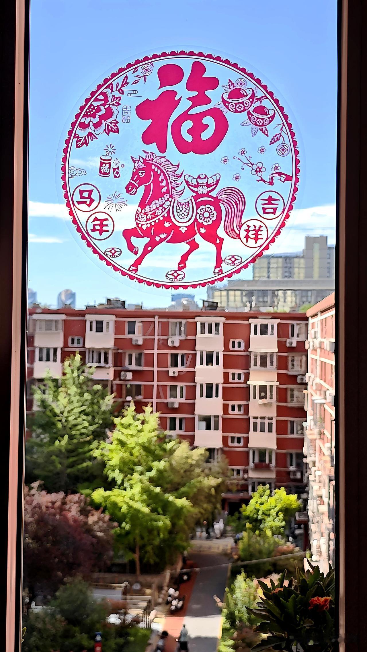不必奔赴远方，窗里窗外，都是属于我的小风景。
抬眼是北京的晴日，红墙老楼在盛夏的