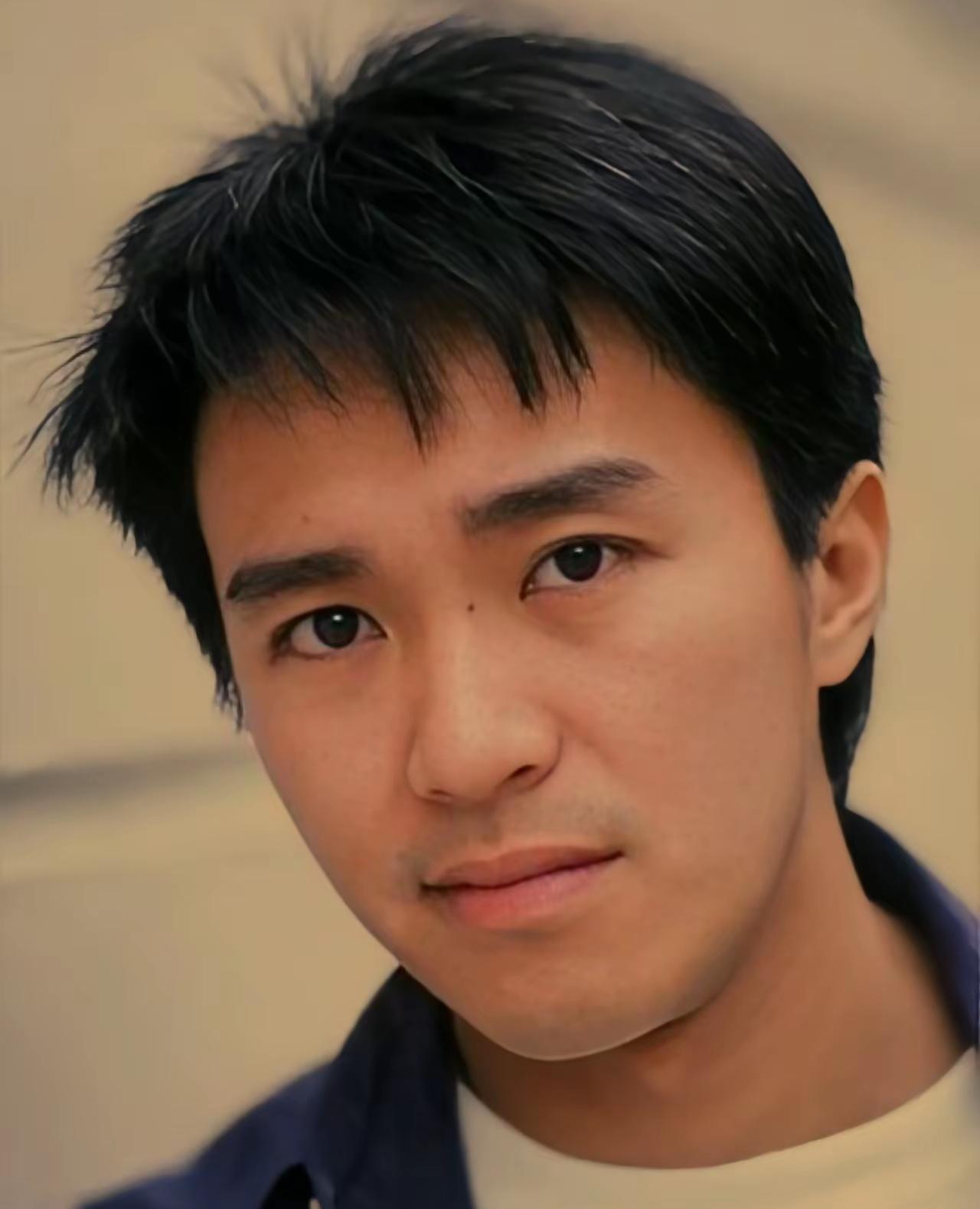 1992年，郑裕玲问向华胜:“当年你以70万一部电影签约周星驰，你觉得这个价钱值