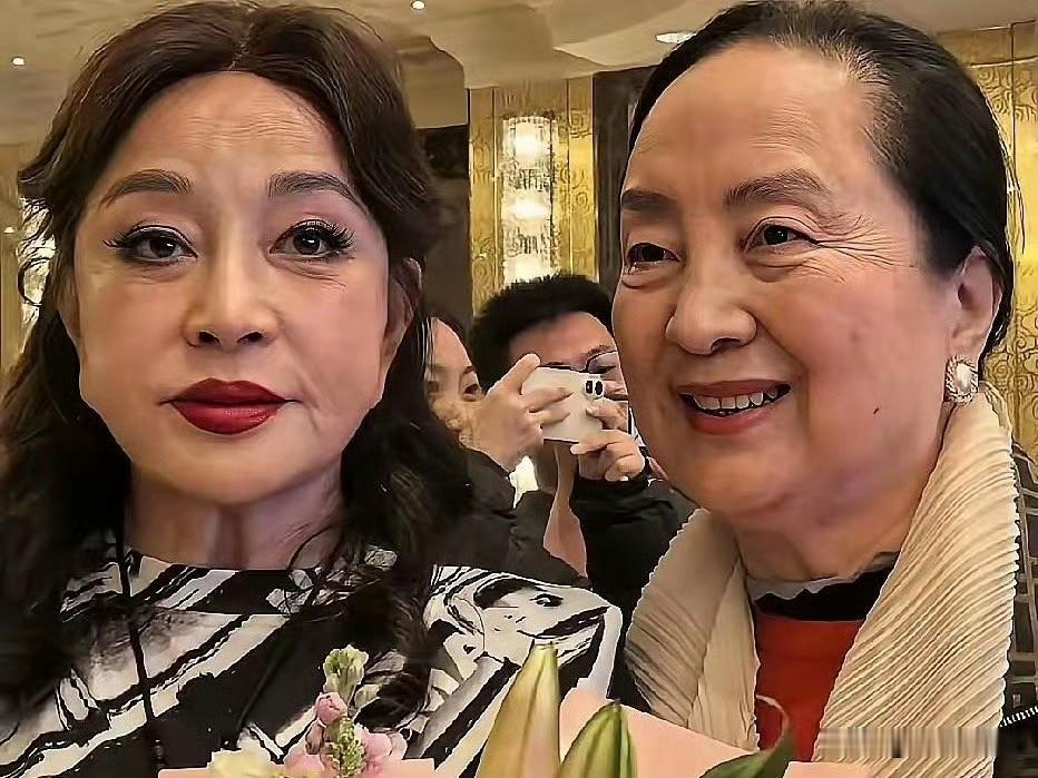 影坛姐妹情：张金玲与刘晓庆
1981年，张金玲和刘晓庆一同参演影片《许茂和他的女