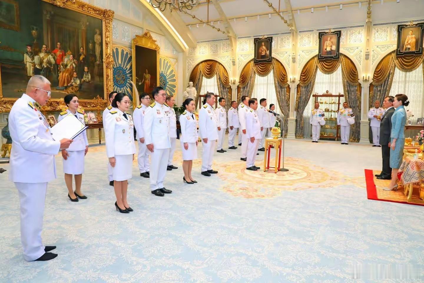 泰国看守内阁觐见国王和王后，宣誓效忠。佩通坦暂停总理职务，但保留文化部长职务，故