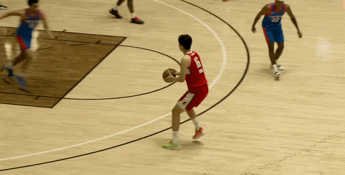 杨瀚森又扣飞了！三分线晃飞对手，遗憾扣篮不中



杨瀚森三分也有威胁，一个假投