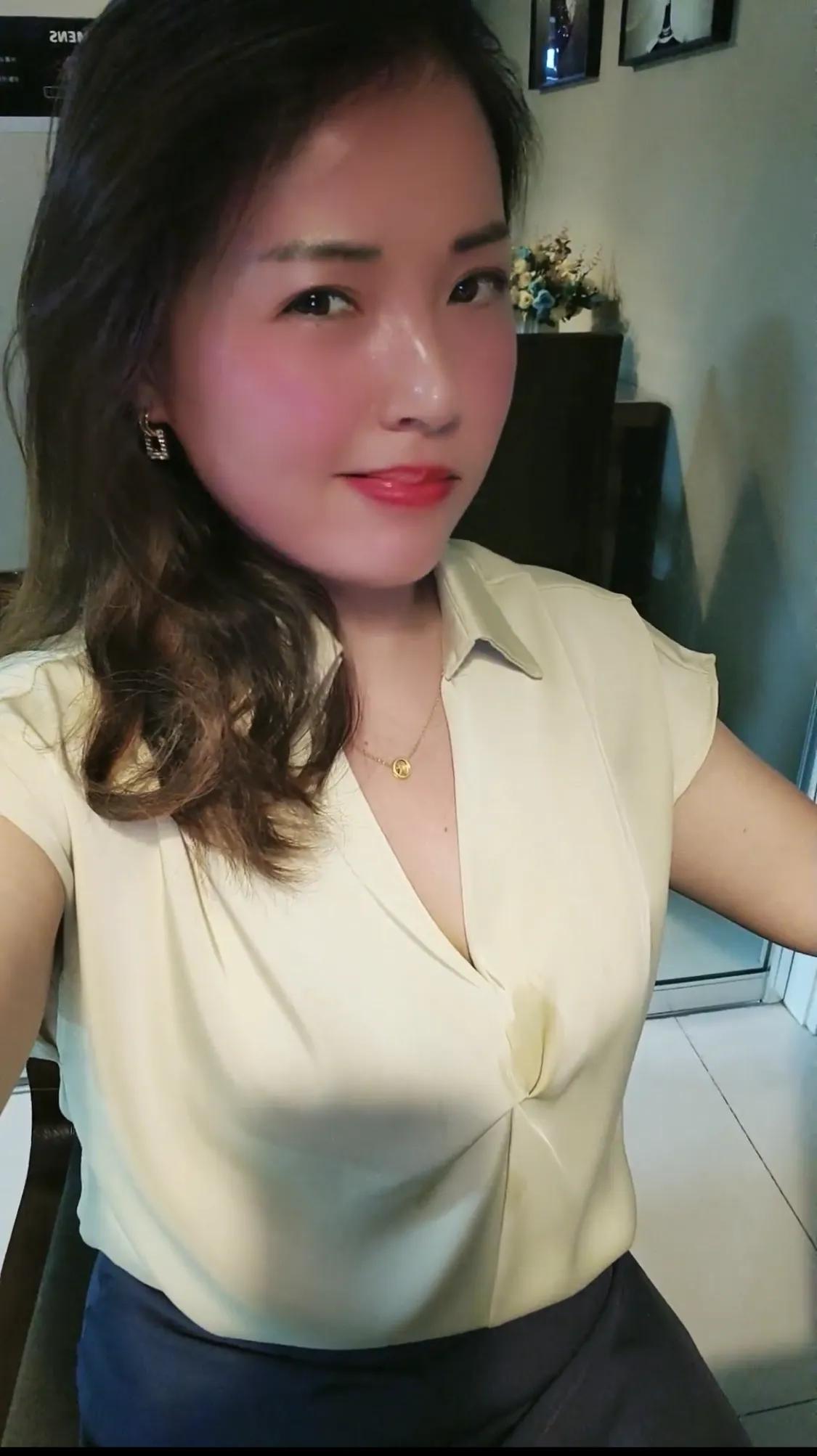 特别是晚上，特别想某人，是谁我不说。
朋友圈不能发，抖音不能发，在评论区写心情，
