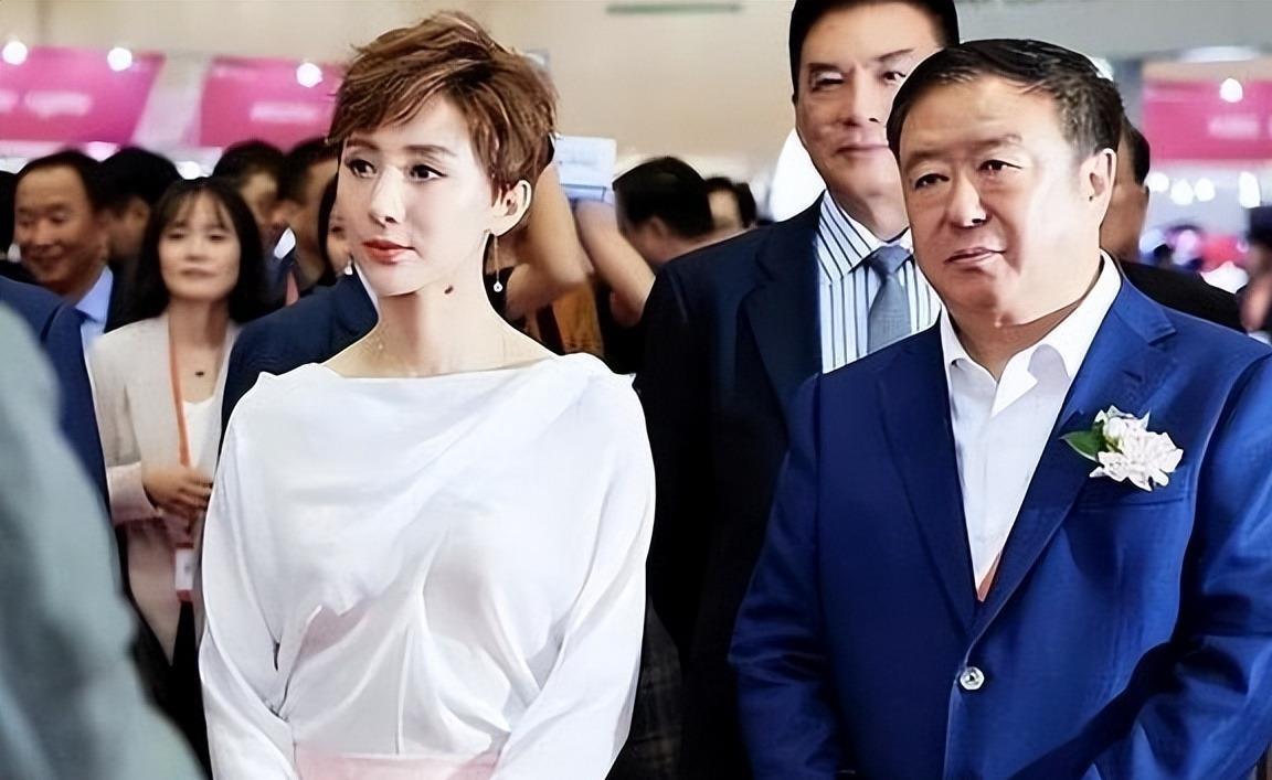2015年尤小刚亲口向媒体承认，与第二任妻子邬倩倩“三年前和平分手”。同年有媒体