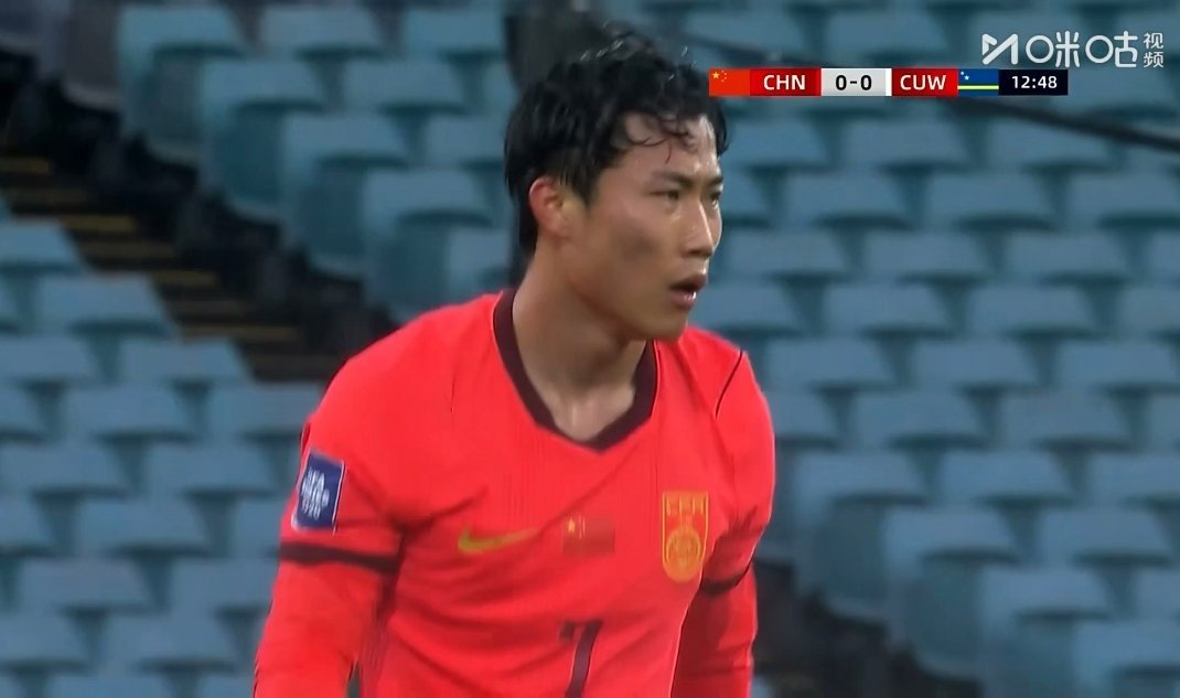 谢文能在国家队的号码也是7号国足vs库索拉