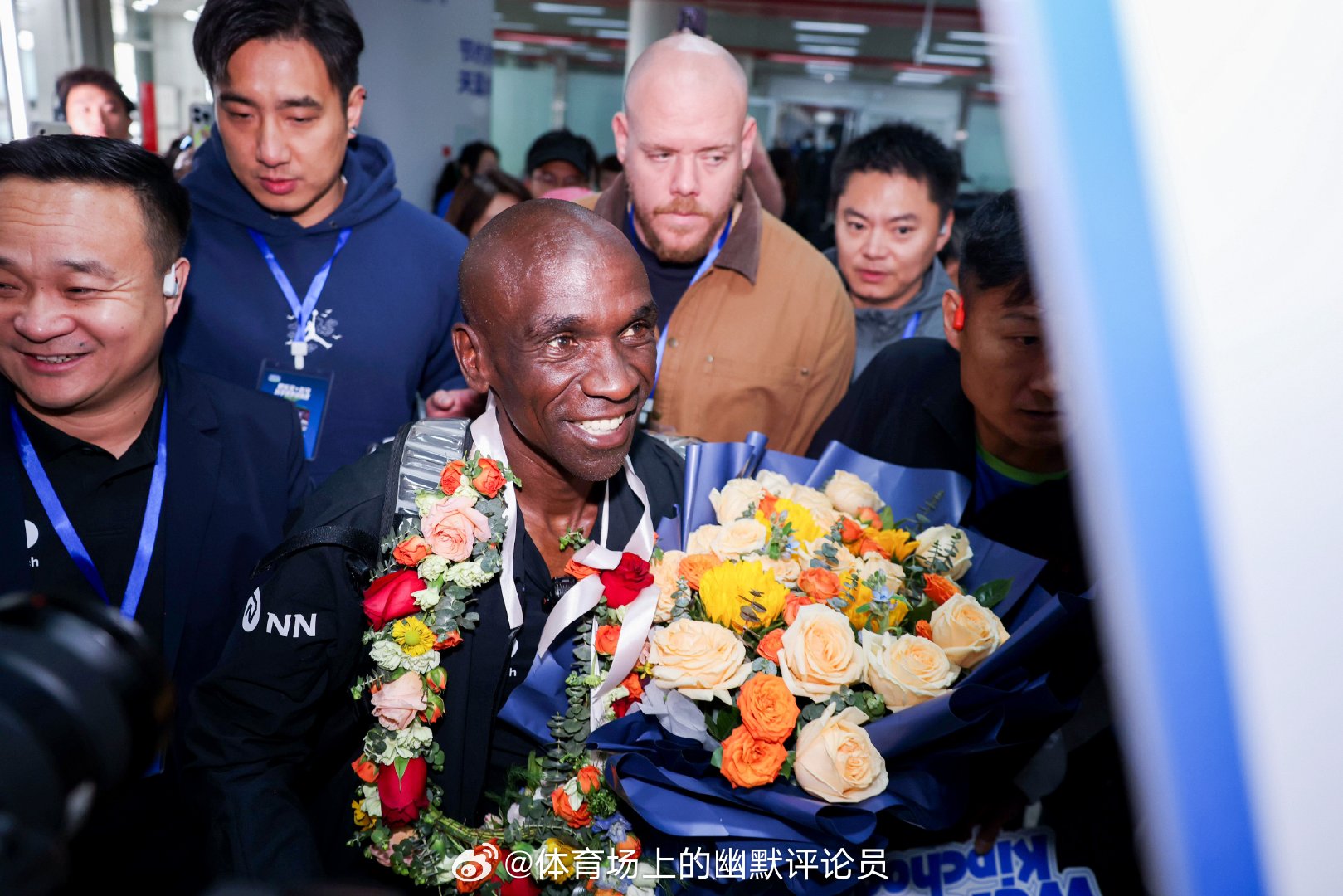 瞬间泪目！基普乔格落地石家庄机场后，被等待许久的视障跑者送上拥抱。这是基普乔格落