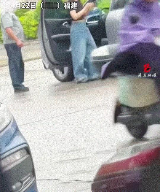 出乎预料了。福建，一女子与保安疑似发生了口角，双方理论之时，女子下车上前就踹了保