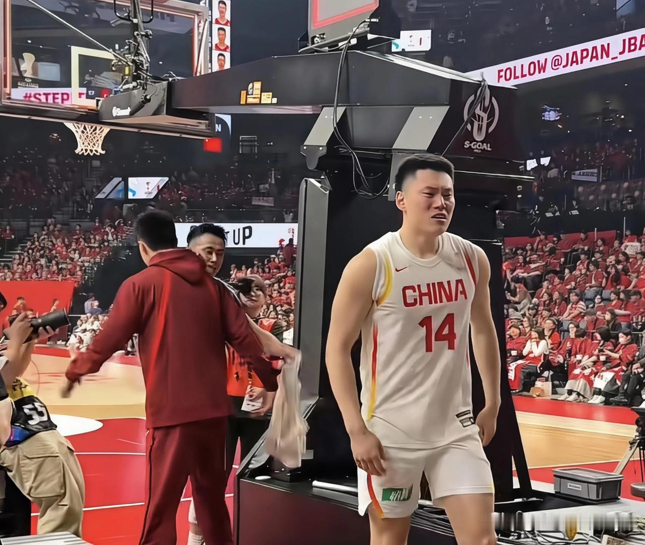 昨天中国男篮客场逆转日本男篮，比赢球更让人感动的是这三件事。

1. 中国男篮刚