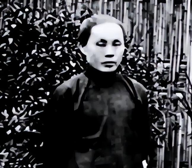 1912年新婚之夜，郭沫若见发妻太丑，拒绝同房。就在他转身要走时，发妻拉住他苦苦