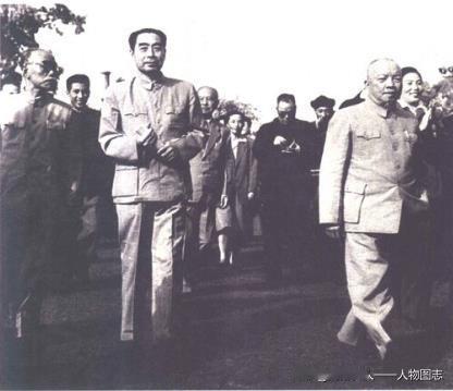1954年9月，第一届全国人民代表大会第一次会议在北京召开，周恩来(右二)与李济