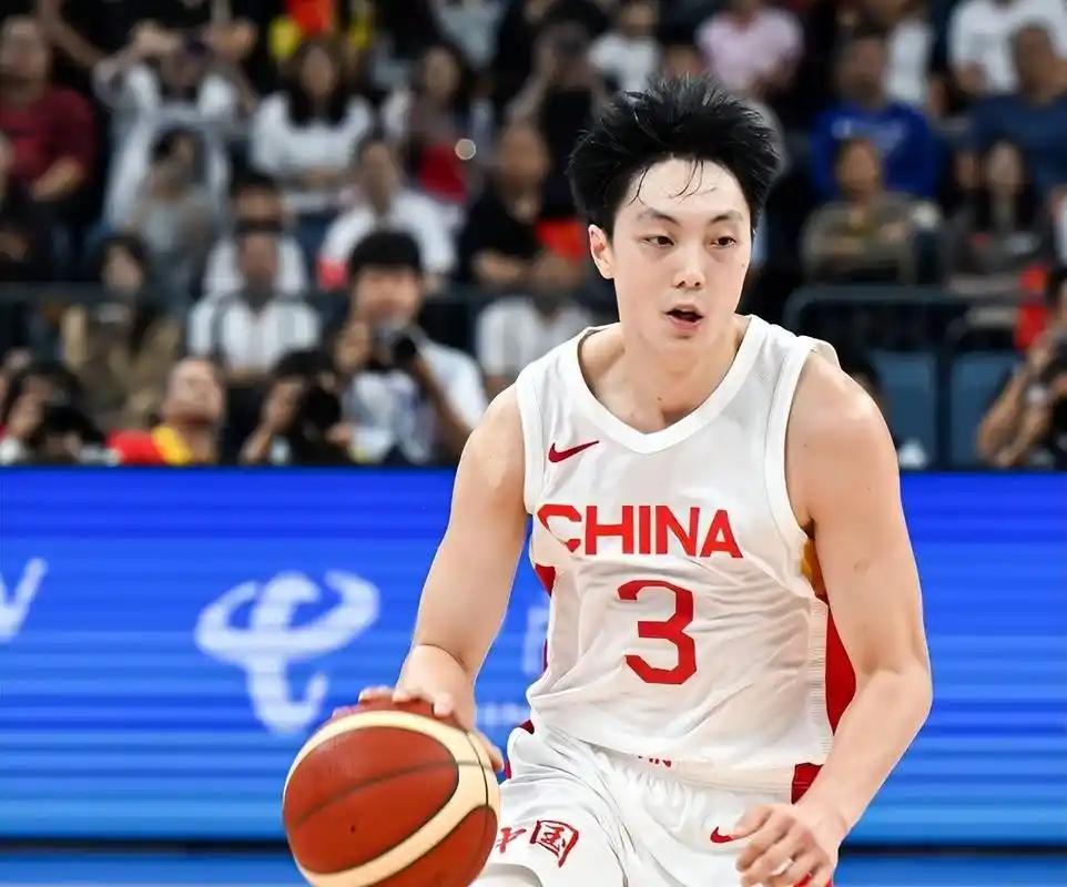 中日韩名古屋亚运会旗手！
🇨🇳 中国代表团
胡明轩，中国男篮队长
吴愉，巴黎