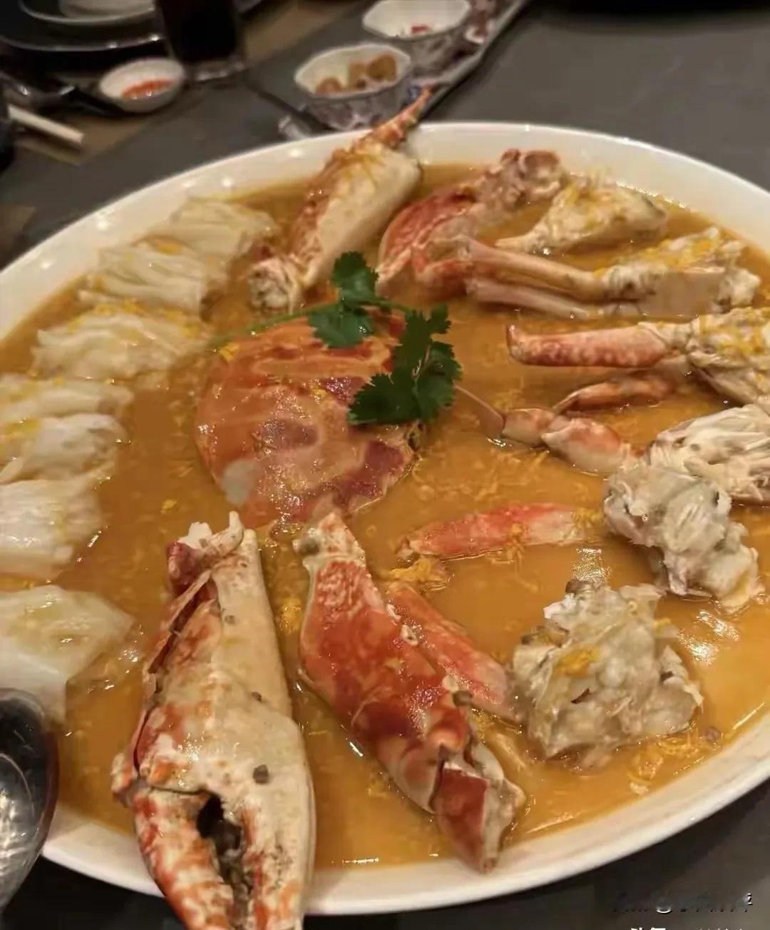 来看看真千金的美食日常，基本都是海鲜为主，何超莲特别享受美食，自己还开了面店呢！