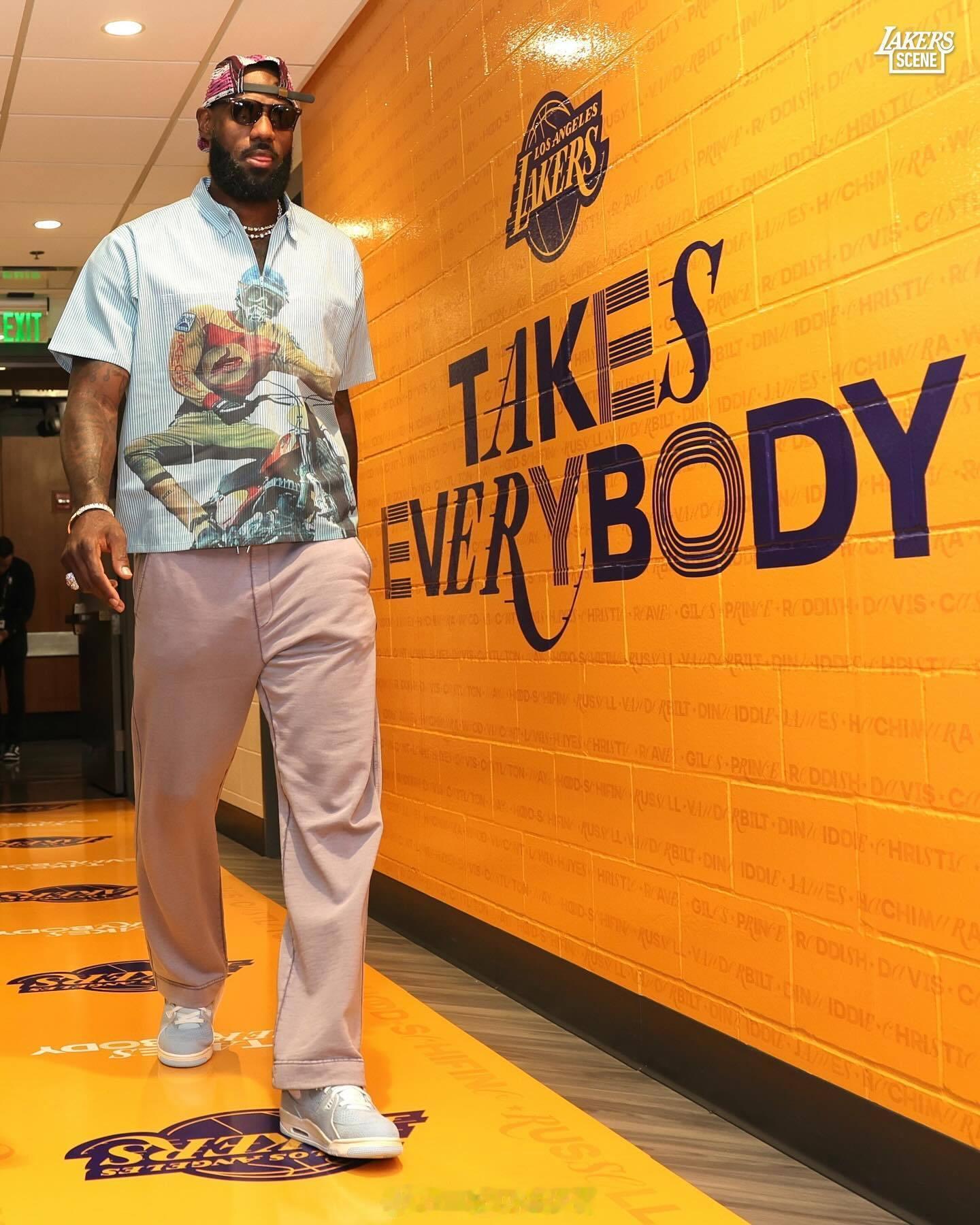 勒布朗詹姆斯今日穿搭！带你进入更衣室 ​​​