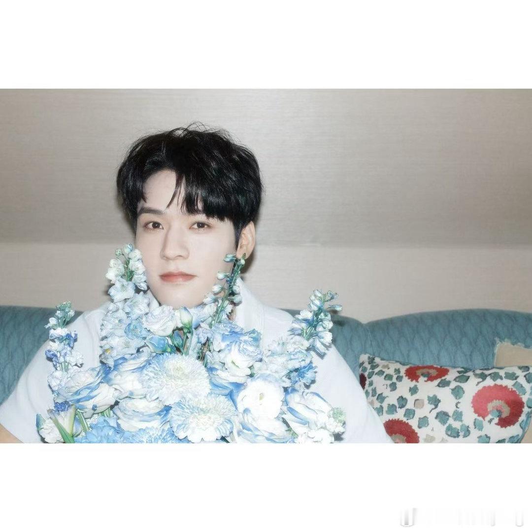 龚俊ins晒捧花照龚俊ins发粉丝鲜花合影龚俊也太会了吧！收到粉丝鲜花还特意合拍