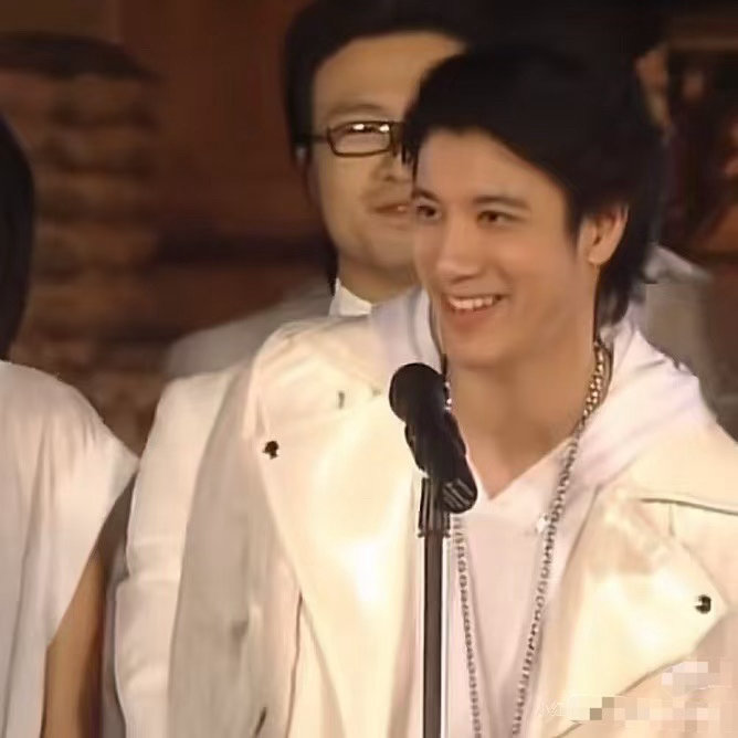 王力宏素颜和08年没差 过了十几年，男神依旧是男神。王力宏用实际行动证明了：有的