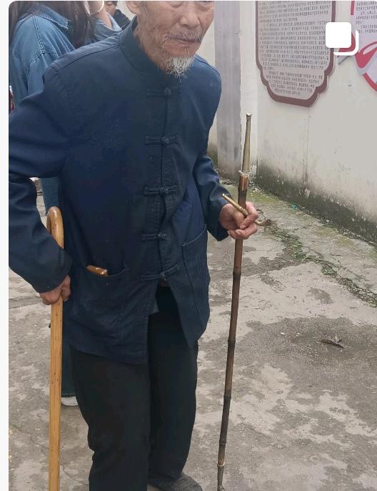 昨天，有个七十多岁的男人说
他想找个五十岁上下的女人，一来能照顾他，二来还能陪他