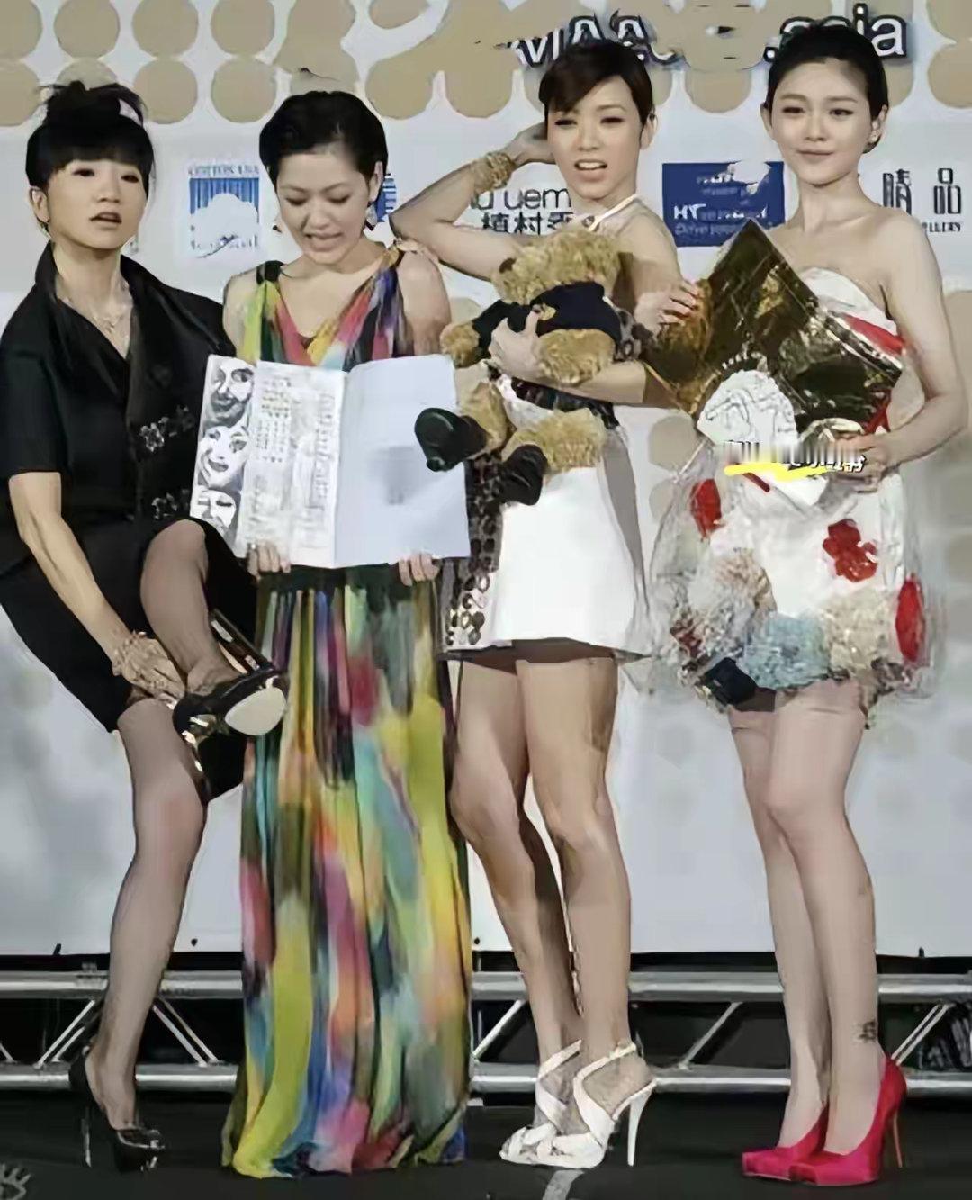 女明星的表现力合照见分晓！这张大s、侯佩岑、小s、陶晶莹的合照，陶晶莹靠动作搞怪