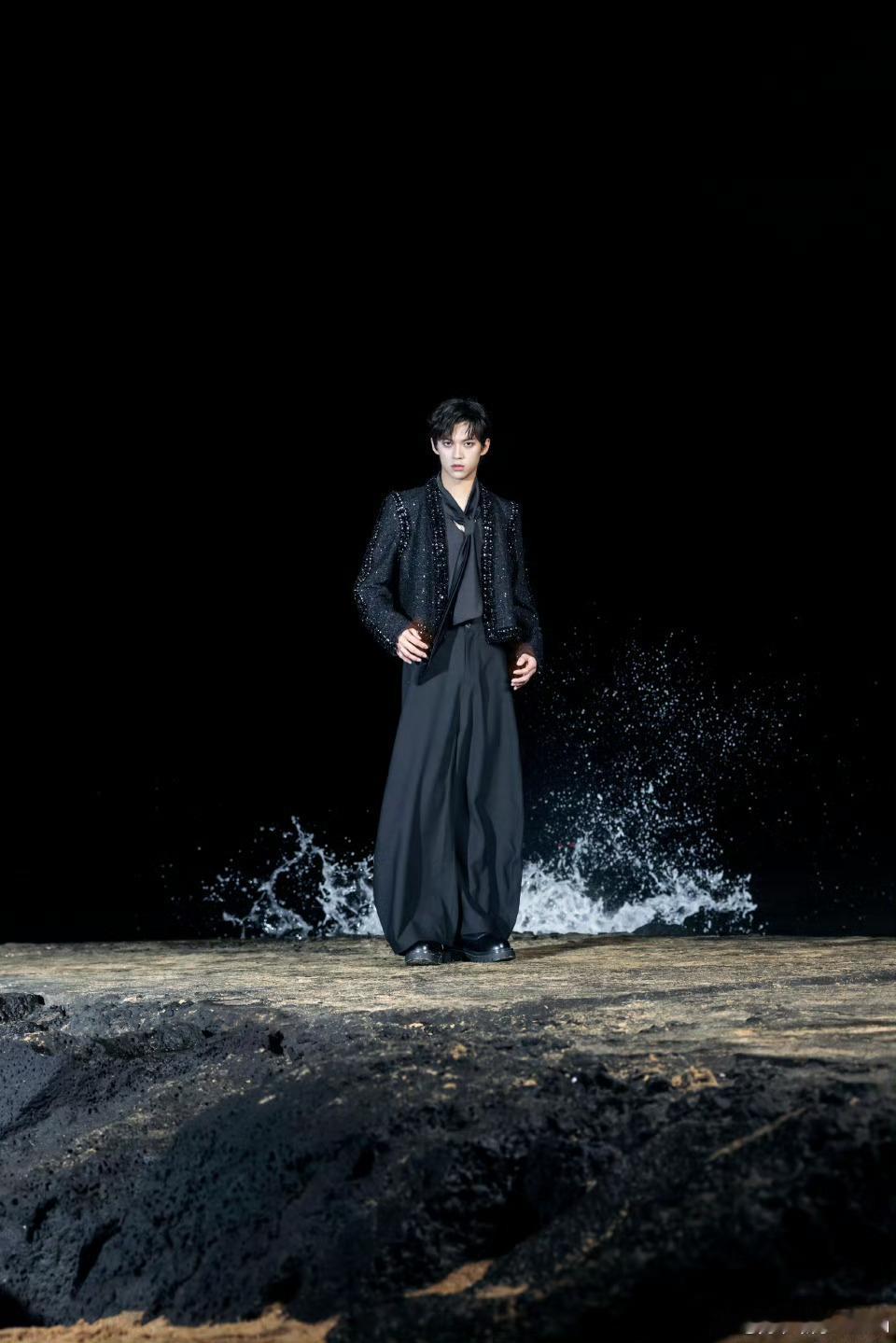 陈天润首个个人红毯陈天润首个个人红毯来啦！一身精致正装亮相星光大赏，镜头前从容又