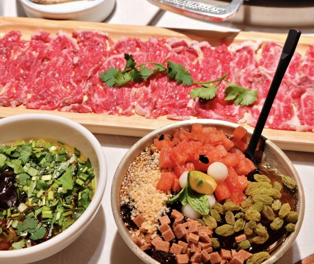 没有什么事情是一顿火锅解决了的，如果有，那就两顿。
 
红汤锅底咕嘟咕嘟翻滚着，