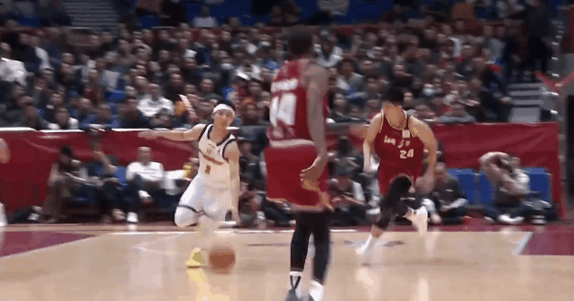 徐杰和奎因很默契，简单双人连线直捣黄龙，再次上演暴力扣篮




徐杰长传，找到