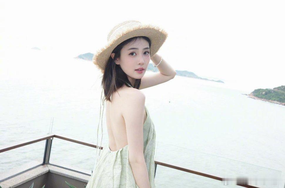 白鹿晒假期vlog这次是王韵娜味道的假期vlog，工作之余，晚上加班给鹿茸剪vl