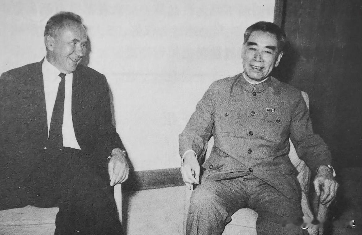 1969年9月11日，苏联部长会议主席柯西金在参加越南胡志明主席葬礼后回国途中，