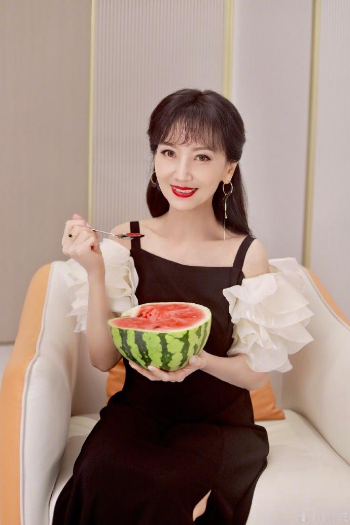 花仙子赵雅芝美照，还捧了一个大西瓜
