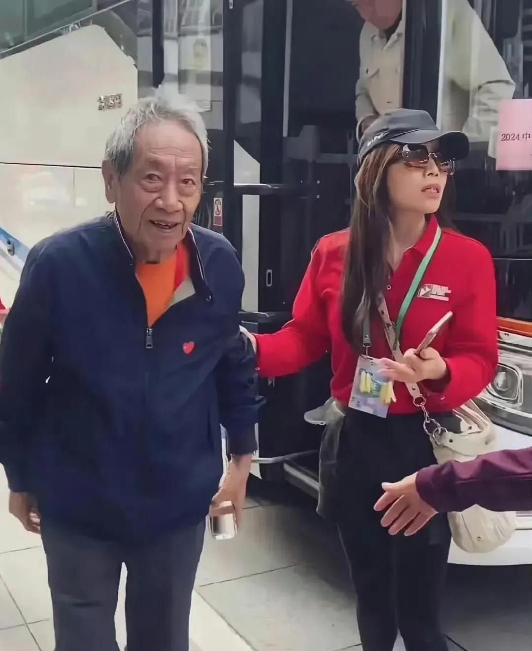 王奎荣的演技真没的说，特别是演反派人物，观众被气的牙根痒痒，后来娶了小自己20多