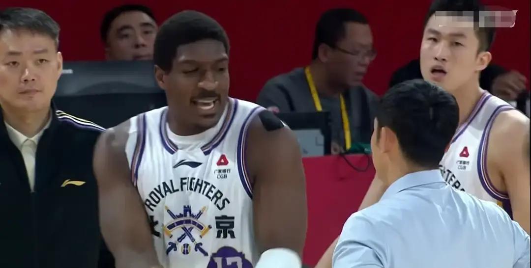 佩里当场摔毛巾，张庆鹏直接摁板凳
 
北控对深圳第二节剩4分11秒，外援佩里被提