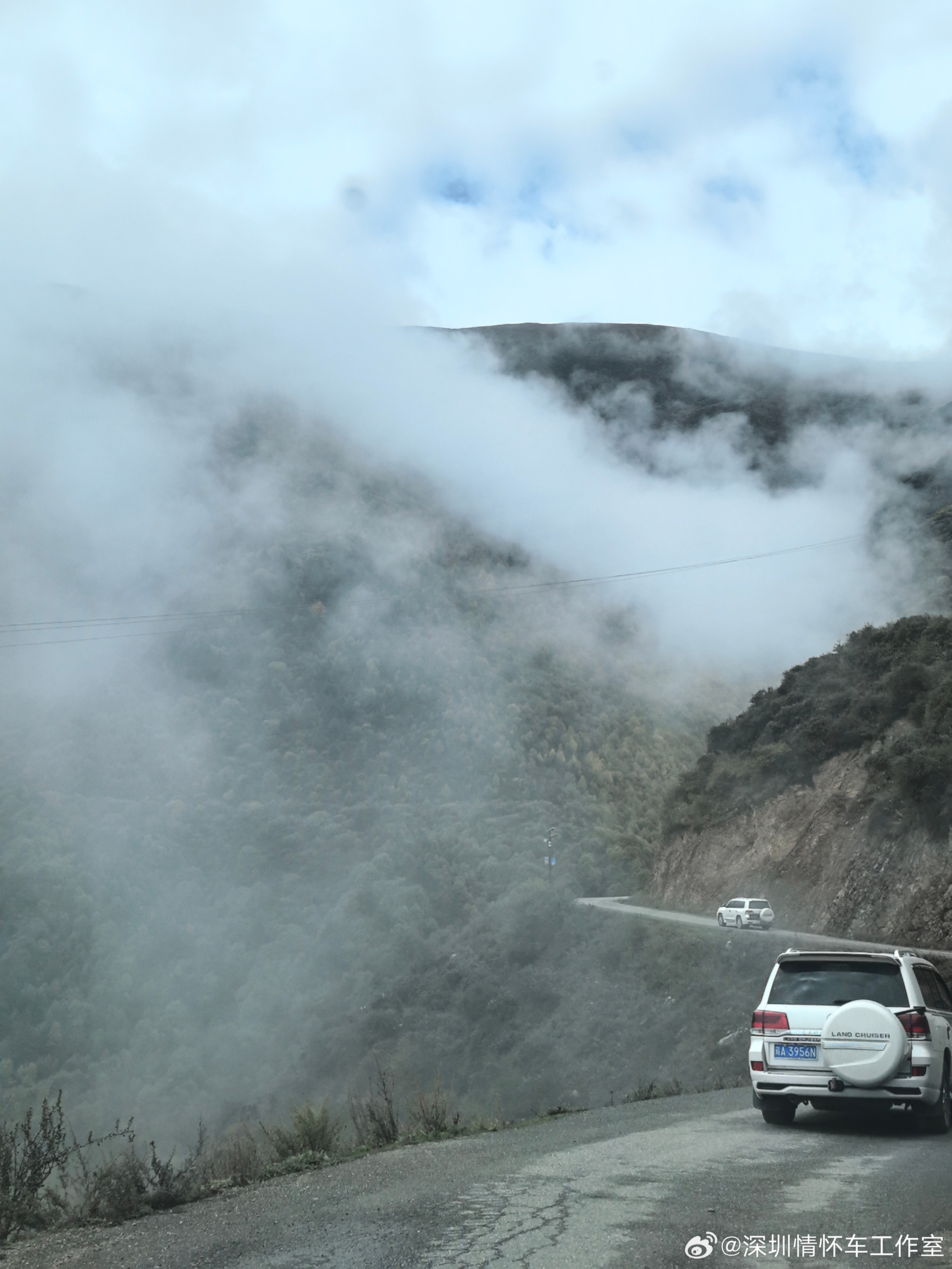 崎岖山路，当然少了不了一辆陆巡，在藏区卓玛还是喜欢兰德酷路泽[鲜花] ​​​