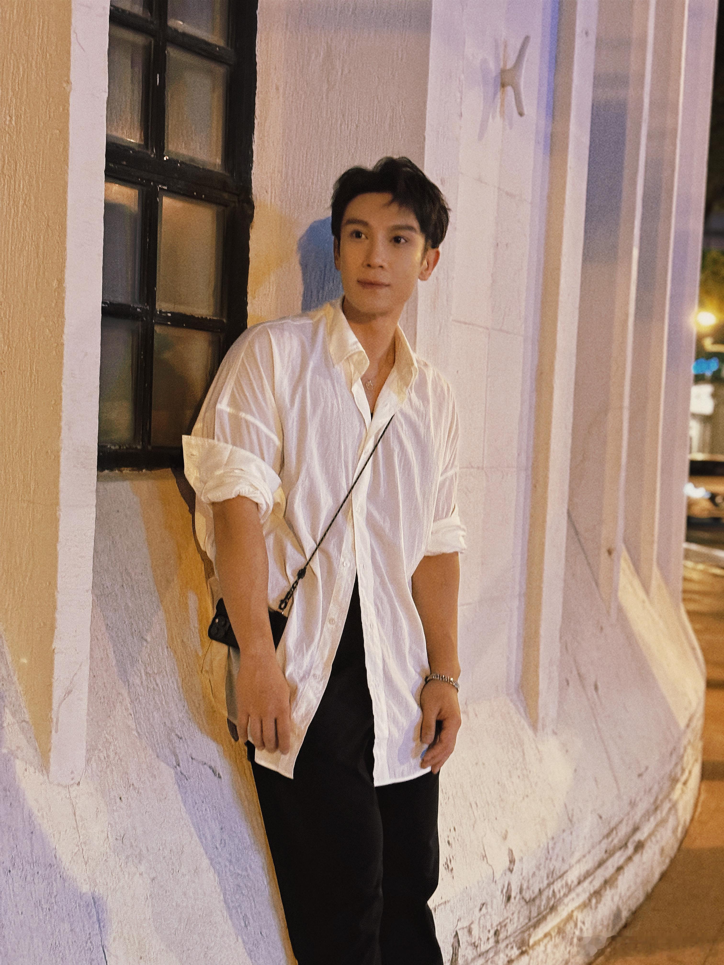 之前的浓眉大眼透着阳光正气，拍戏后竟自带反派气场。眼神阴鸷、气质冷硬，与之前的形