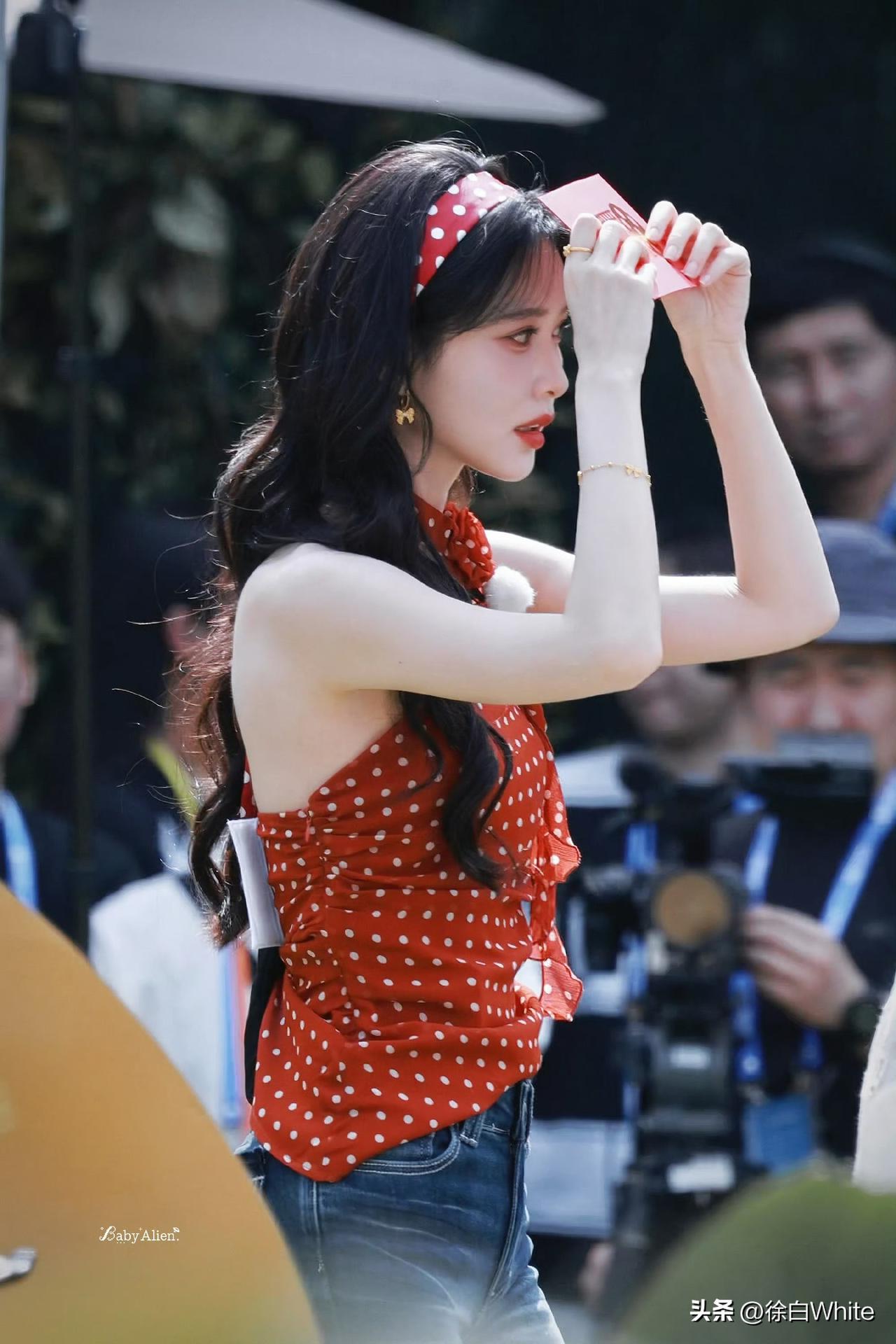 3月26日，孟子义李昀锐奔跑吧14首录路透
孟子义今天戴的小黄金首饰好好看！跟今