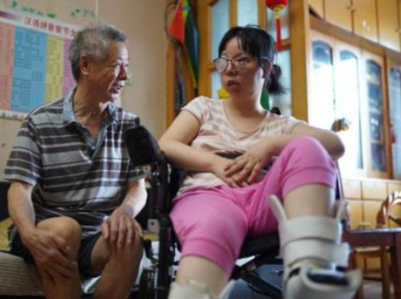 30 岁安徽女博士怀孕后瘫痪在床，丈夫悉心照顾，不料，生下儿子后，丈夫看了一眼却