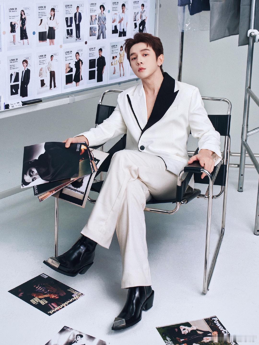 李佳琦 遇到难回答的问题又不说话了 谁懂这种尴尬！刚开口问能不能换小吃，对方只笑