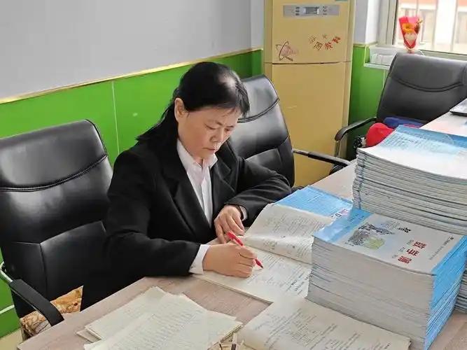AI 代替老师批改作业吗 
我认为不支持

我支持AI作为辅助工具参与作业批改，