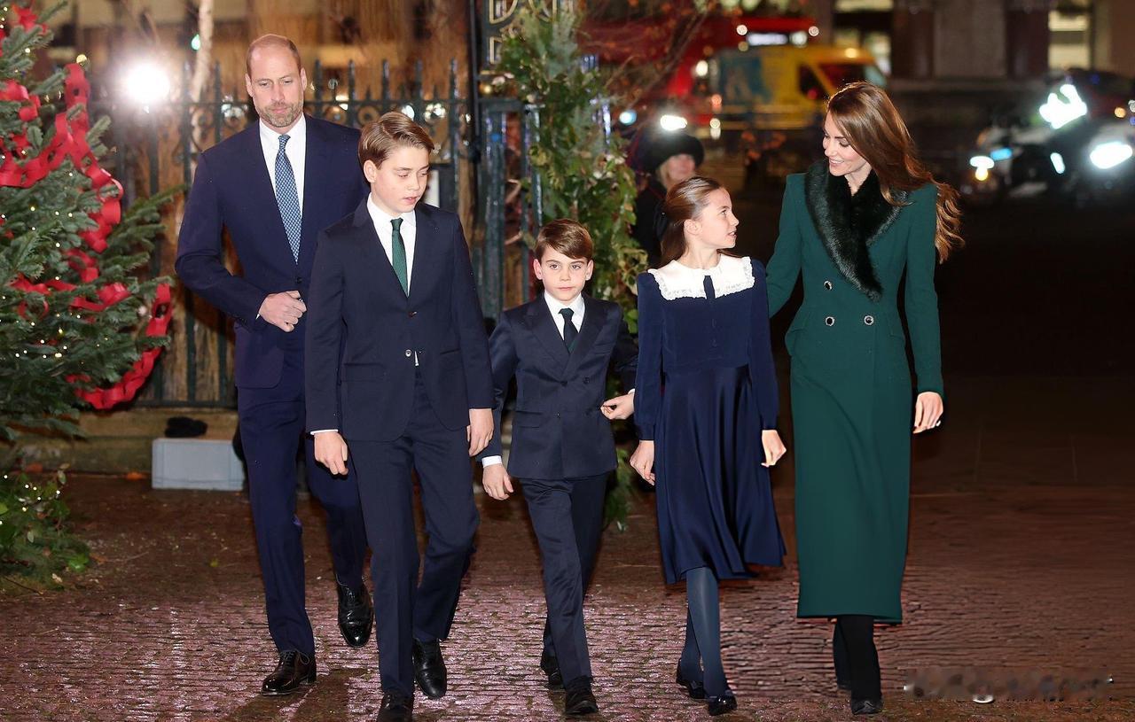 不亏我熬夜等待，终于又看到威尔士一家五口的画面啦！
今天，是凯特的代表活动，一年