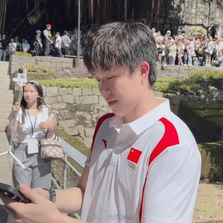 #王楚钦和大家合影耳朵红了# 白白净净的男大学生，王楚钦耳朵红红的哈哈哈哈哈 ​