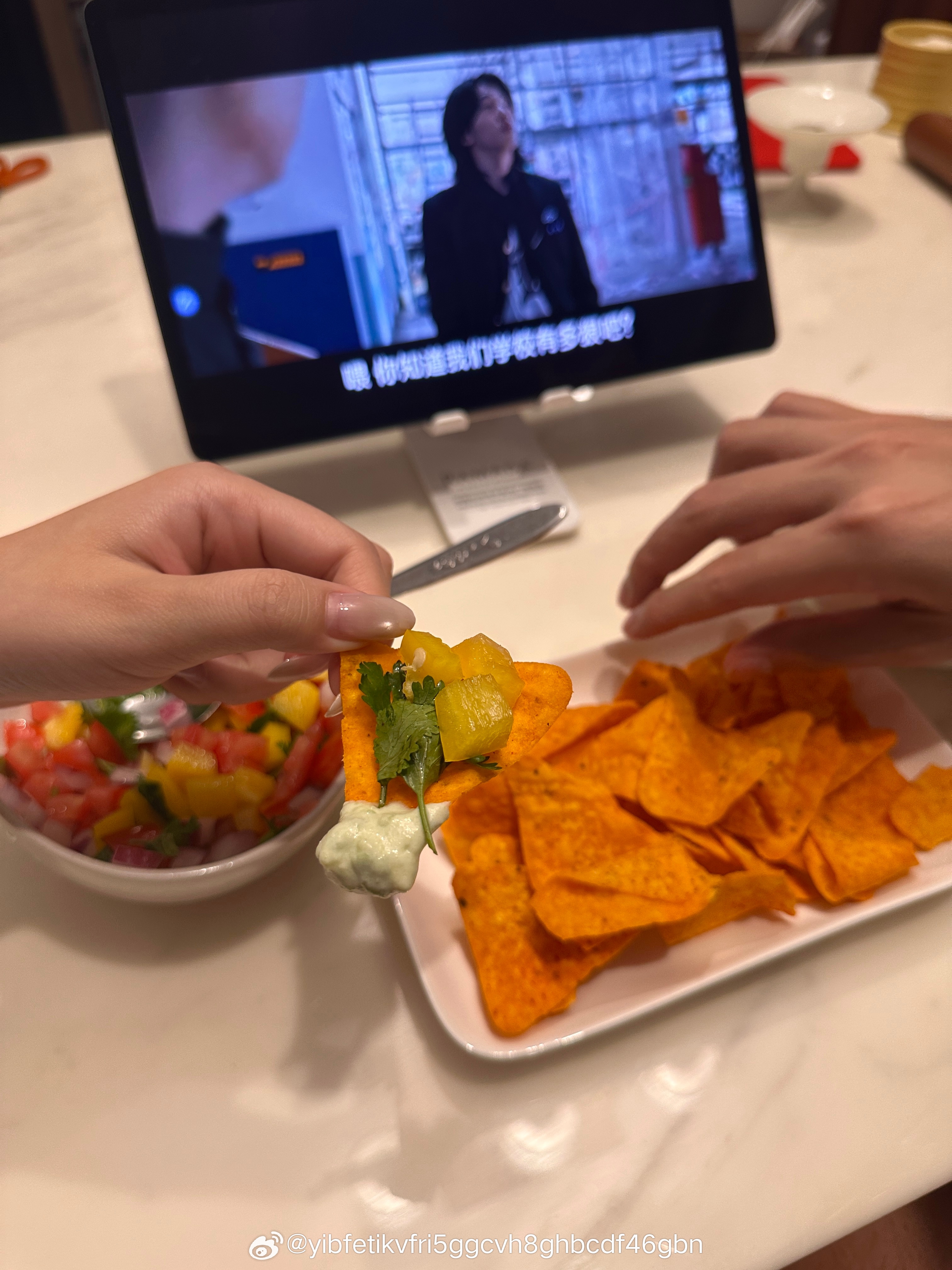 大家晚上好 我做了夜宵吃呢本科的时候特别喜欢吃蒜味鳄梨酱粘原味玉米片吃，那是我为