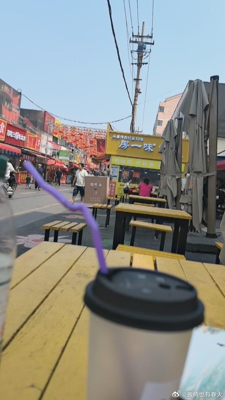 那天坐着在这里等你，忽然觉得自己像小时候，满心雀跃等待姥姥从老家接我回青岛的那个