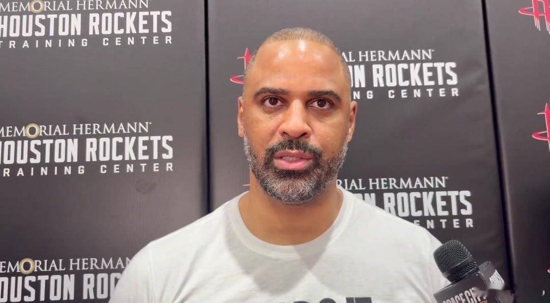 乌度卡今天的媒体环节关于申京这两个赛季的在防守端取得显著进步？-我们要求他在场上