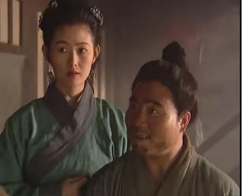 然而，故事远没有表面那么简单。这个看似荒唐的局面，背后隐藏的，却是人性最深处的矛