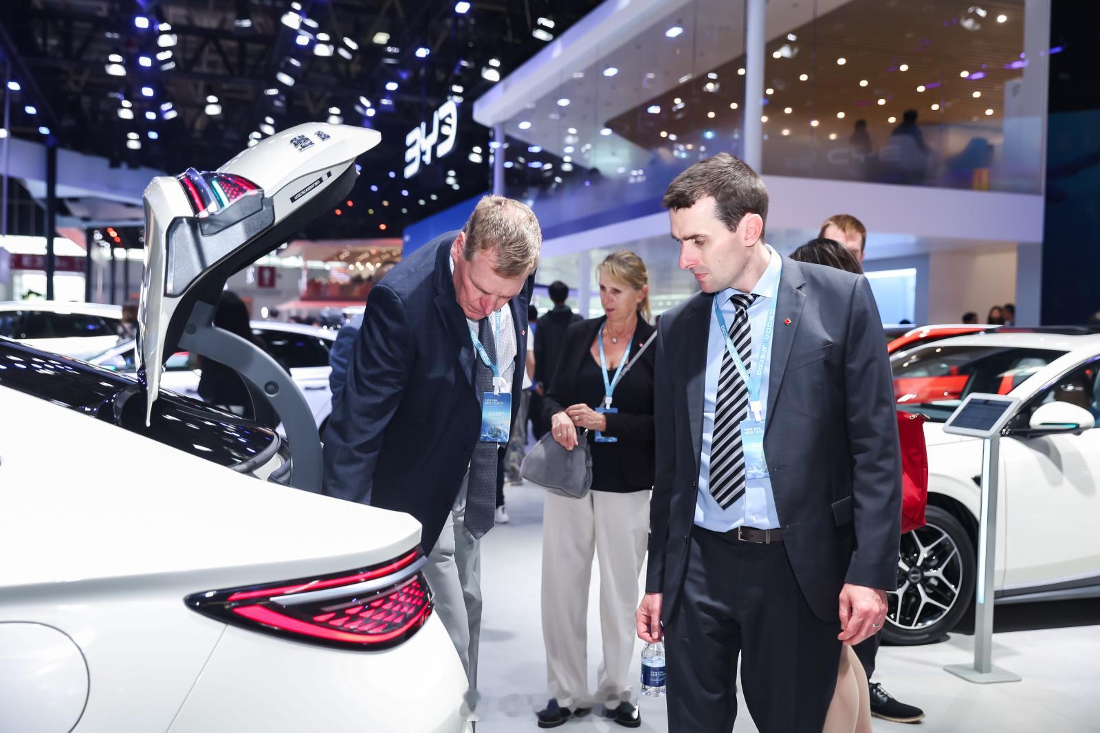 4月24日，2026北京车展开幕，比亚迪以“五网四品牌”全阵容承包E3馆，比亚迪