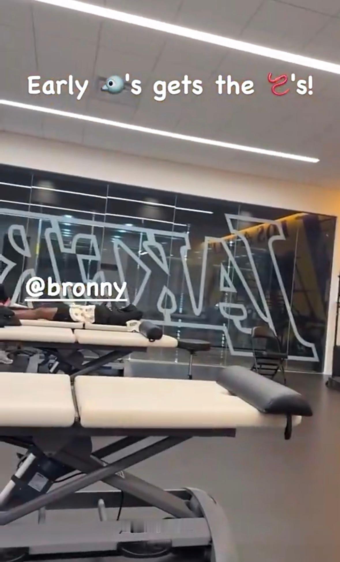 詹姆斯和布朗尼，早早就来到湖人训练馆的训练室，接受理疗并准备参加训练了。“早起的