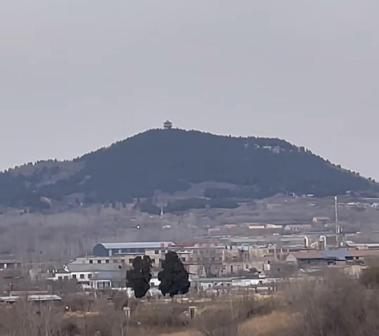 淄博人文地理（6）
图中远景的山？山顶的塔？山后的洞？山顶的“学府”？上山的路？