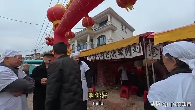 美国博主湖南迷路误闯白事帐篷，当地大哥的做法，尽显中国人的善良！
 
近日，两名