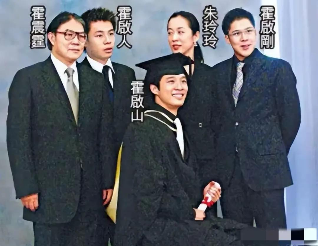 霍启刚的小弟弟霍启仁已经结婚了，现在就剩下霍启山一个钻石王老五。

曾经的霍启仁